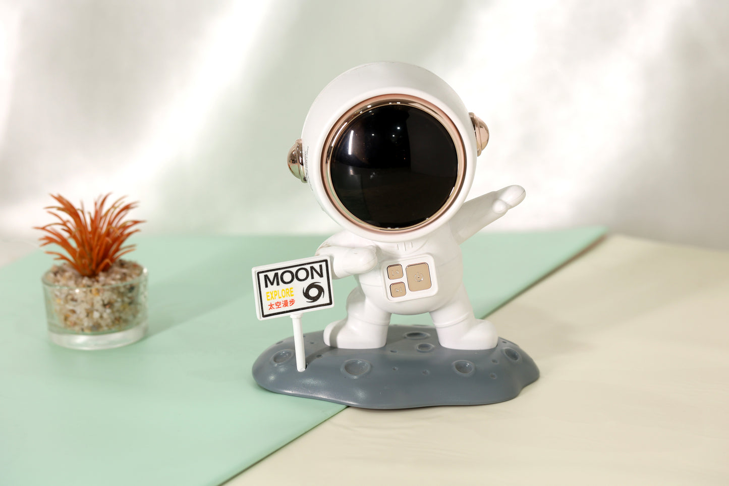 Astronaut Bluetooth Speaker – Wireless Space Theme Desk Speaker